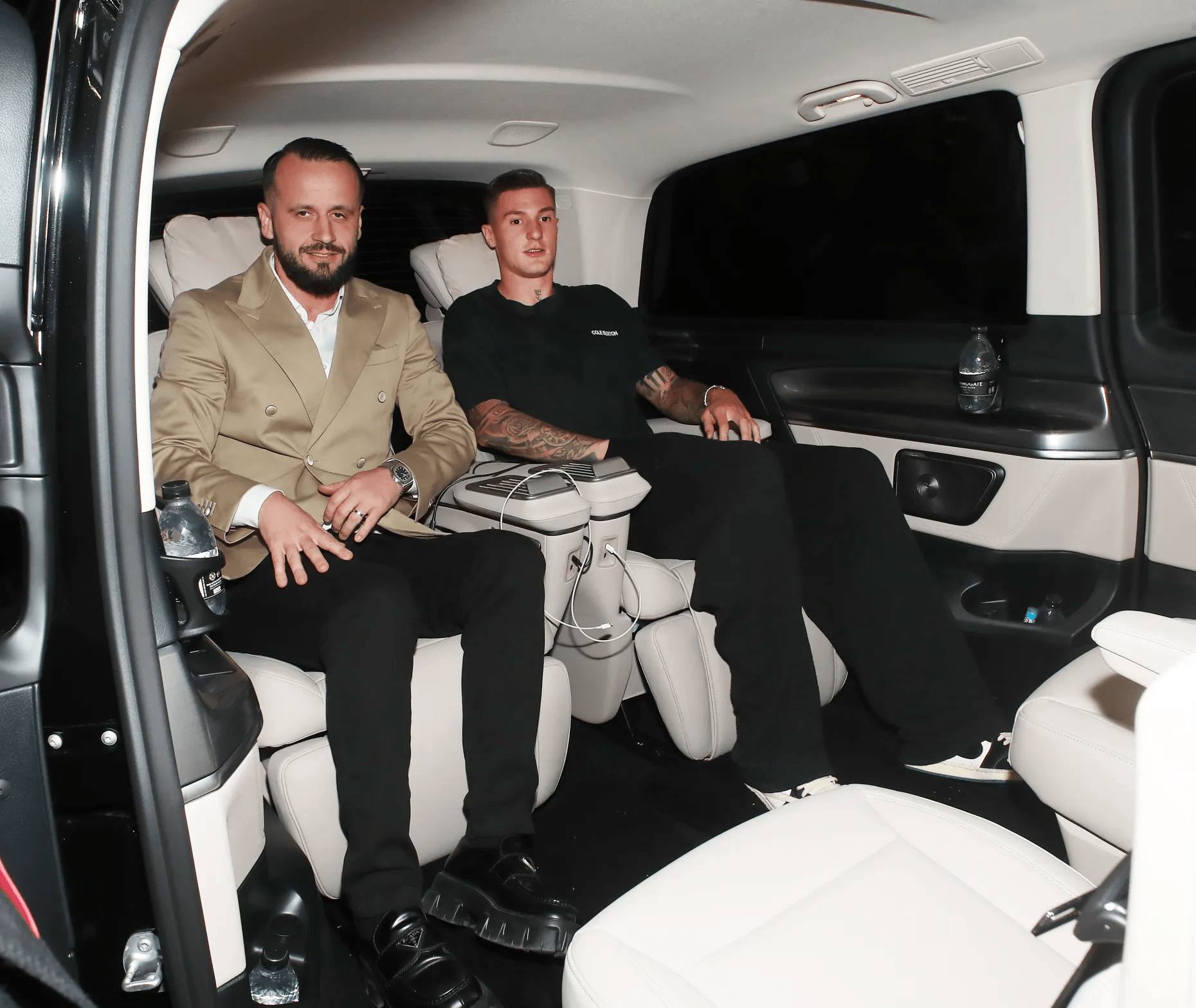 KgIfl, 纪人去餐厅