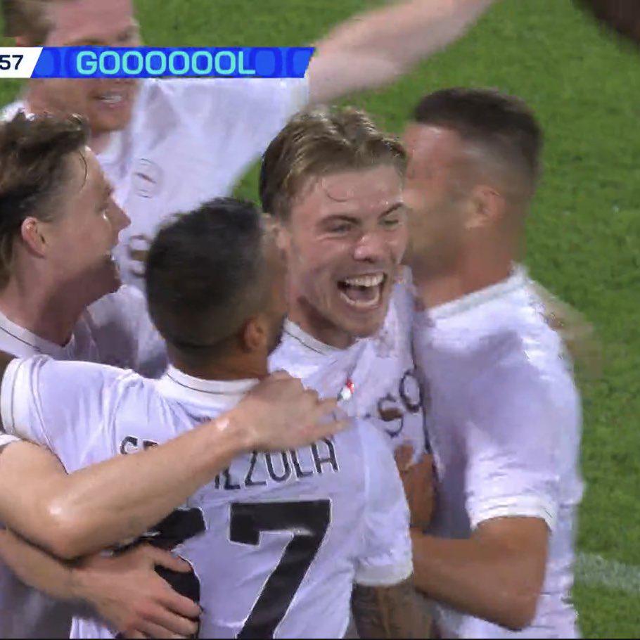 亿多英镑签, 持他