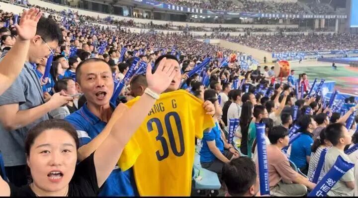 混着全场的, 们同在, 吉翔和队友