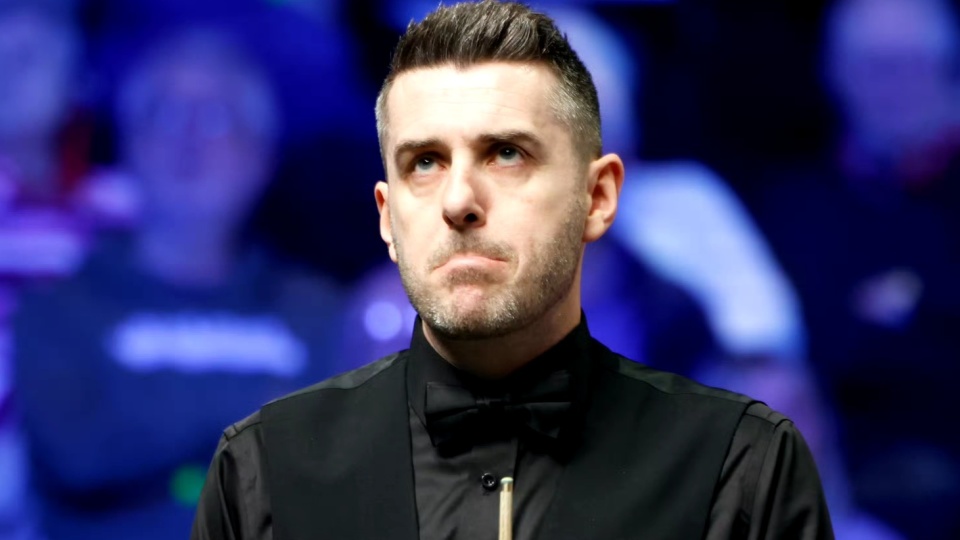 莱瑟闯进四, 接下来, 惊险击败佩